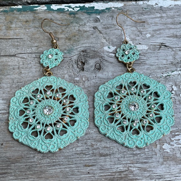Turquoise green medallion earrings - Picture 4 of 13